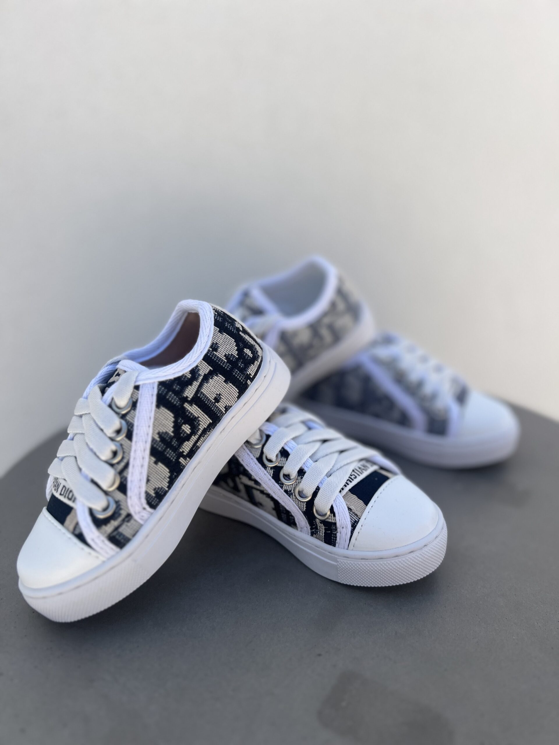 WALK ‘N ‘ SNEAKER