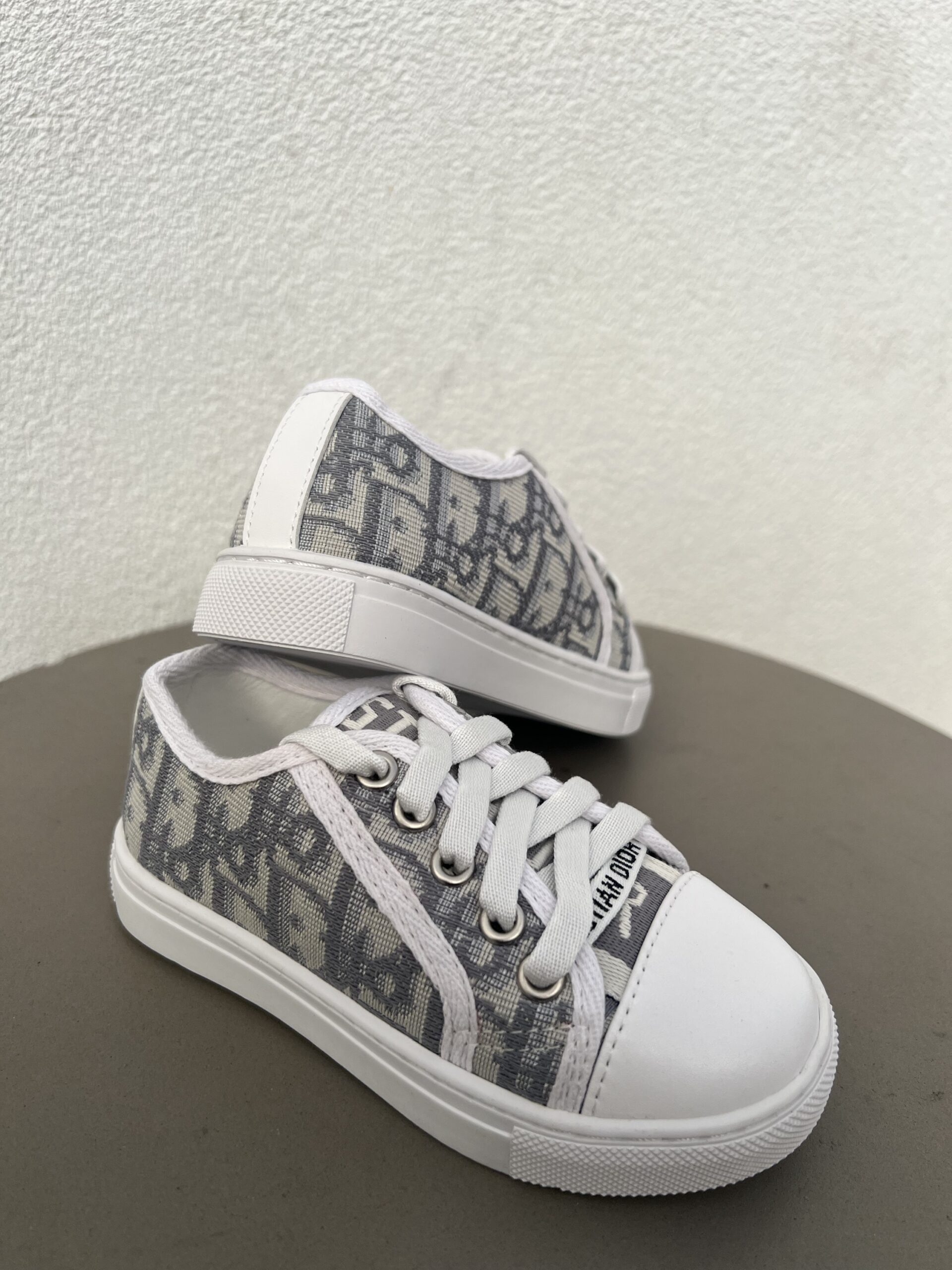 WALK ‘N ‘ SNEAKER