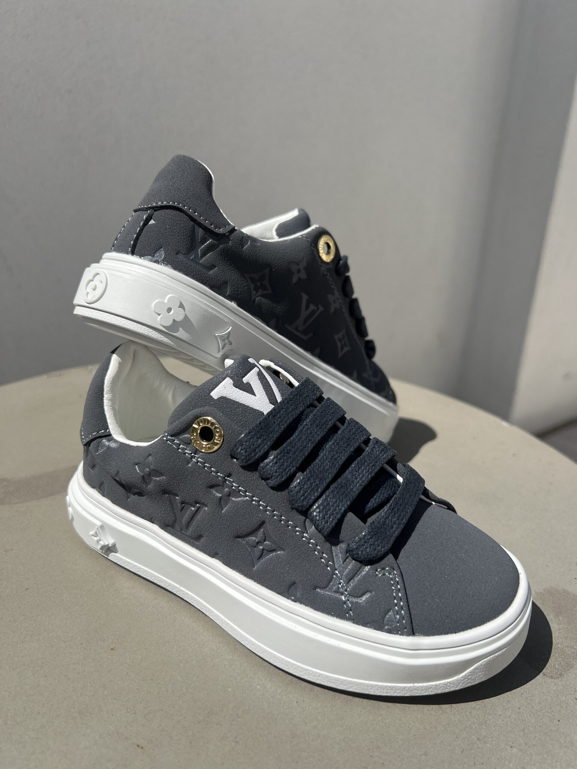 TIME OUT SNEAKER GREY LOGO EMBOSSED