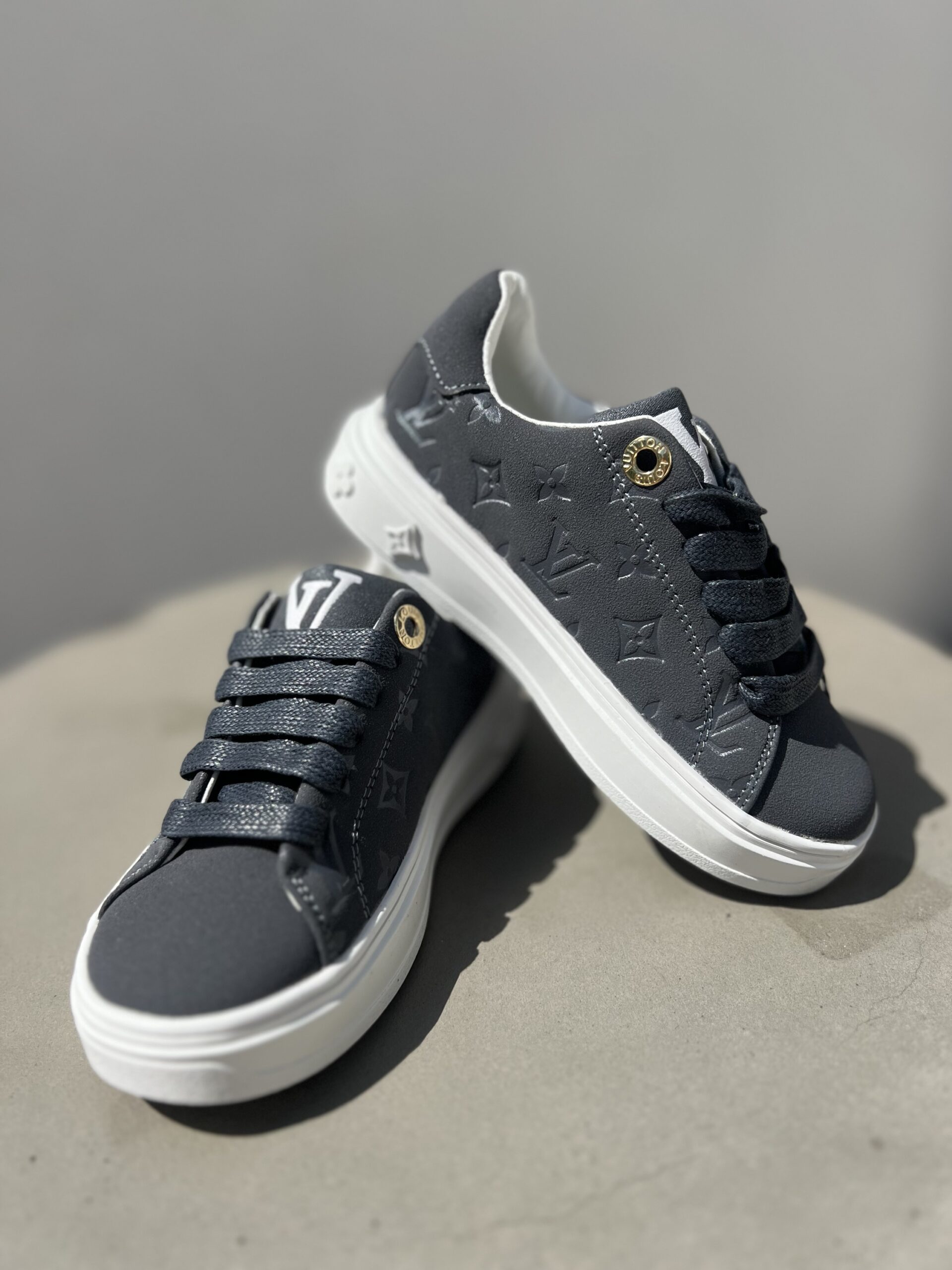 TIME OUT SNEAKER GREY LOGO EMBOSSED